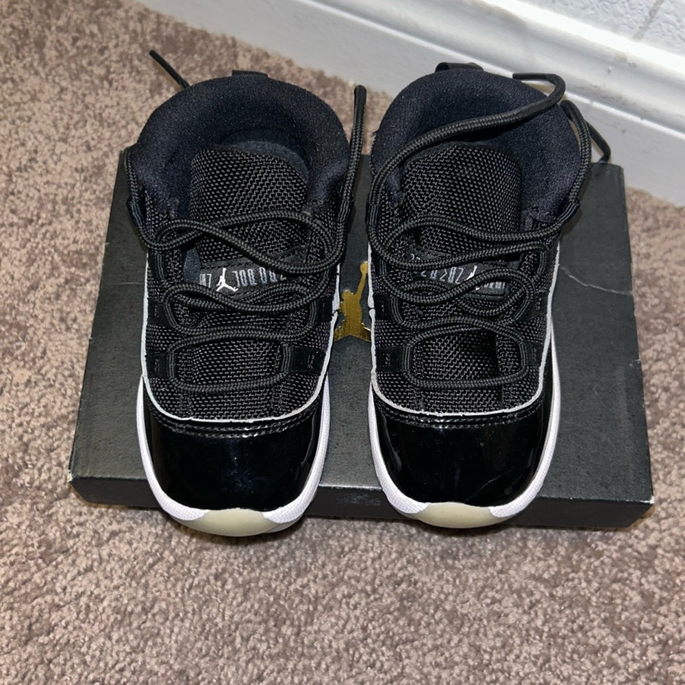Black Jordan 11